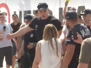 Incident ispred Skupštine, poslanica stigla s nožem! (VIDEO)