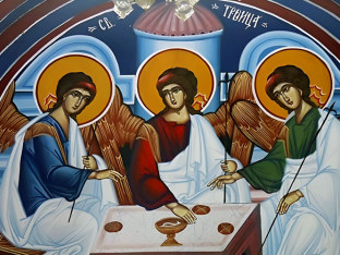 Сутра су Духови: Због важног вјеровања куће се украшавају цвијећем и травама