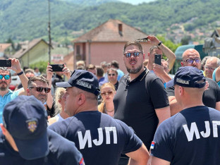 Blokirano biračko mjesto u Kosjeriću, stigla policija!