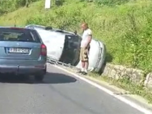 Kolaps u saobraćaju: Dva auta završila u kanalu