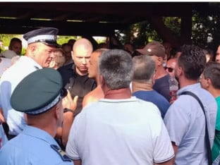 Napeto ispred kuće Milana Miličevića, stigla Žandarmerija (VIDEO)