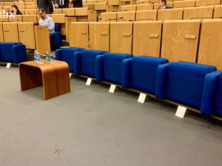 Šok: Zmija rastjerala poslanike (FOTO)