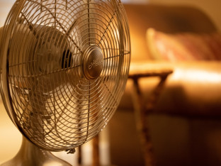 Genijalno: Četiri načina da svoj ventilator pretvorite u klima uređaj (VIDEO)