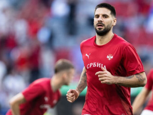 Mitrović dobio specijalnu plaketu i uramljeni dres