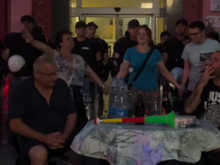 Policija ne da u zgradu, opozicija van nje a građani između njih igraju kolo