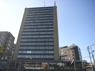 Sa hotela Slavija pala kamena ploča
