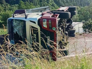 Haos na M-5: Prevrnuo se kamion sa ugljem