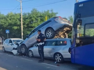 Sudar tri automobila, jedno vozilo završilo na krovu drugog