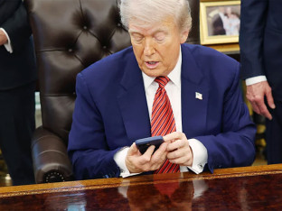 Tramp pravi svoj mobilni telefon!