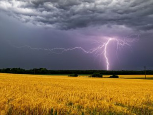 Grom udario muškarca dok je puštao zmajeve