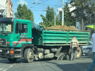 Kamion propao kroz asfalt u centru Beograda (FOTO)