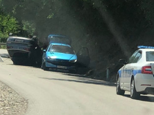 Saobraćajna nesreća u Tesliću, automobil završio na krovu