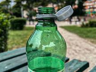 Čepovi ispuštaju mikroplastiku u staklene boce