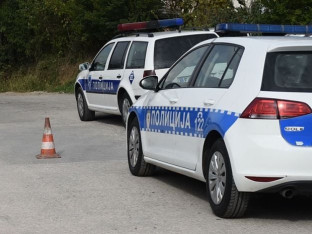 Automobilom udario pješaka, pa pobjegao