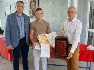 Duško Planojević učenik generacije u Rogatici: Sa njive do laskave titule