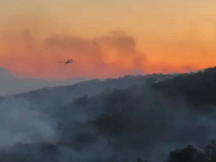 Rasplamsava se požar u Hercegovini - stanovništvo upozoreno, angažovan avion