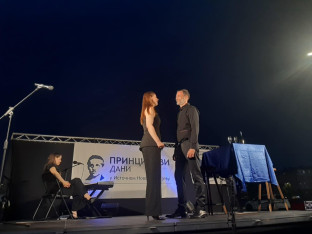 „Ljubav iza kulisa“ na Trgu Republike Srbije: Za romansu nikad nije kasno