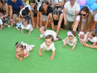 Trg ispunili smijeh i radost: „Konferencija beba“ u Mrkonjić Gradu