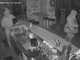 Objavljen snimak pljačke kafića u Kotor Varošu: Ukradeno preko 5.000 KM (VIDEO)