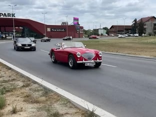 Oldtajmeri oduševili Gradiščane: Povorka rijetkih kabrioleta prošla kroz grad (VIDEO)