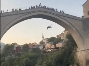 Haos u Mostaru: Turista skočio sa mosta – mještani krenuli u obračun (VIDEO)