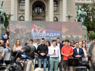 Ispred Skupštine Srbije počelo književno popodne, Vučević stigao na motoru