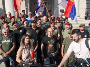 Poruke ispred Skupštine Srbije: Vidovdan je dan kada bi svi Srbi trebalo da se ujedine