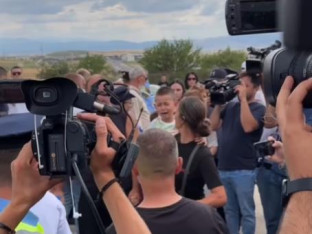 Potresne scene na Gazimestanu: Majka brani ćerku (12) od privođenja (VIDEO)