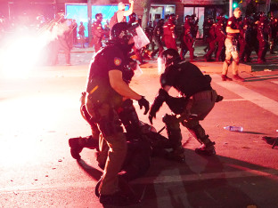 Neredi nakon protesta u Beogradu: Desetine privedenih, povrijeđeno šest policajaca (FOTO, VIDEO)