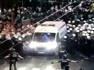 Ko nije htio da propusti vozilo Hitne pomoć tokom nereda u Beogradu (VIDEO)