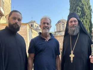 Mel Gibson ponosno pozirao ispred Čiča Draže (FOTO)