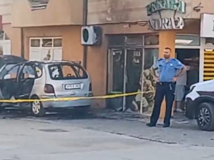 Драма у Санском Мосту: Аутомобил се запалио, ватра оштетила и пекару (ВИДЕО)