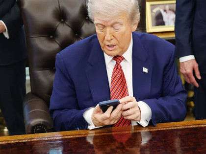 Tramp pravi svoj mobilni telefon!