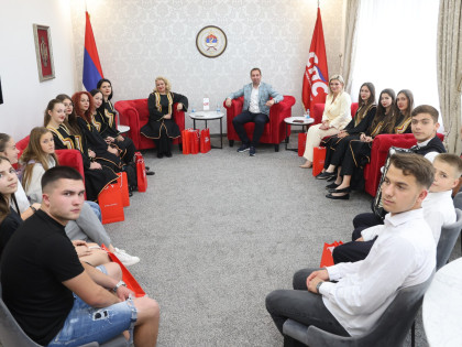 Селак угостио дјецу са Косова и Метохије: Не смијемо заборавити наш народ на Космету