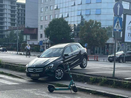 Nije prvi put: Auto palo sa parkinga