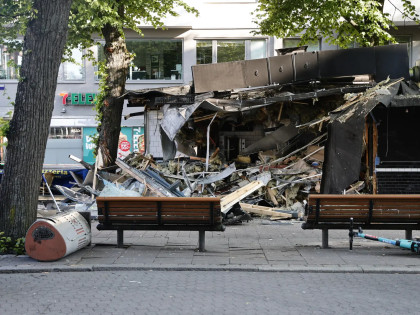 Tramvaj iskočio iz šina i udario u piceriju!