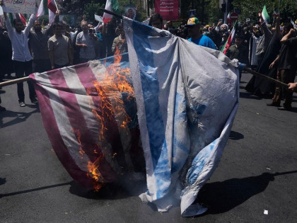 Иранци на протестима носе заставе Хезболаха
