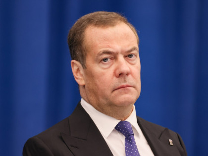 Медведев: Постоје земље спремне да испоруче нуклеарно оружје Ирану