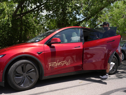 „Tesla“ pokreće “robotizovane taksije”