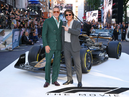 Том Круз позирао са Бред Питом на премијери филма "F1" (ВИДЕО)
