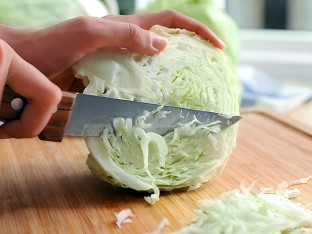 Ovako se pravilno siječe kupus, upija sve začine