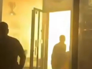 Tinejdžer osumnjičen da je bakljom zapalio kafić (VIDEO)