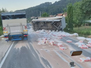Kamion završio "na boku", brašno zabijelilo dobojske ulice