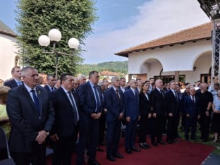 U toku liturgija i pomen stradalim Srbima, stigao i Dodik
