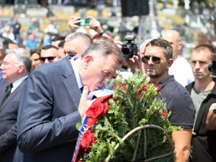 "33 godine - zločin bez kazne": Zvaničnici položili vijence i cvijeće
