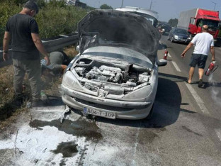 Zapalio se automobil na brzoj cesti Banjaluka-Laktaši