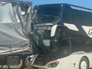 Autobus pun turista se zakucao u kamion, ima povrijeđenih