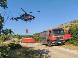 Helikopter izbacio oko 50.000 litara vode na požarište kod Trebinja