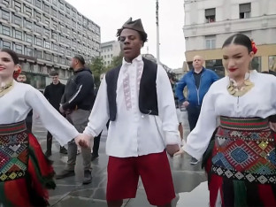 Poznati jutjuber došao u Srbiju, pa stavio šajkaču! (VIDEO)