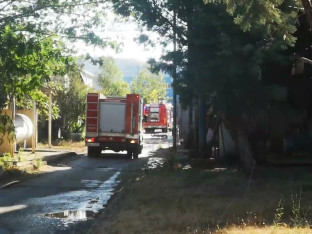 Teška situacija u mostarskom "Interkomercu": Požar prijeti plinskim bocama (VIDEO)